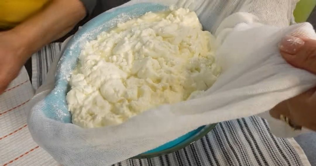 Sir od kravljeg mleka je najčešći izbor među proizvođačima zbog svoje dostupnosti i fleksibilnosti u proizvodnji raznih vrsta sira